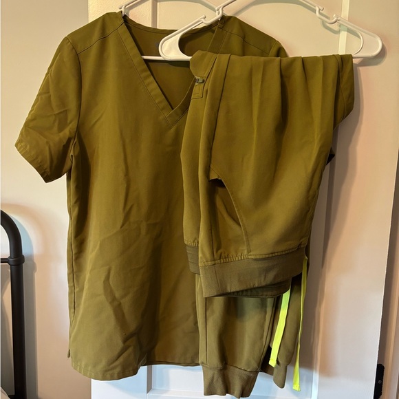 Figs Tops - Figs women’s scrub set Martini Olive